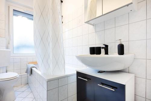 Ένα μπάνιο στο Modern & central 2-room apartment