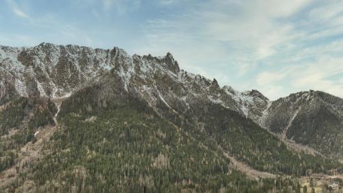 une chaîne de montagnes avec des arbres et des montagnes enneigées dans l'établissement Chalet Para, à Chamonix-Mont-Blanc