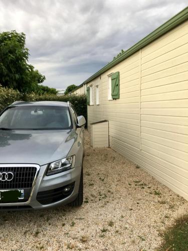 a car parked in front of a garage at Escale vendéenne in Brem-Sur-Mer