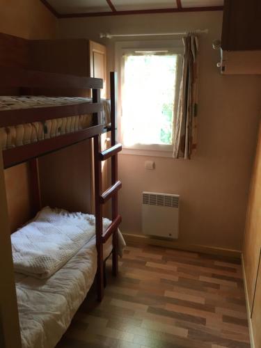 a room with two bunk beds and a window at Escale vendéenne in Brem-Sur-Mer