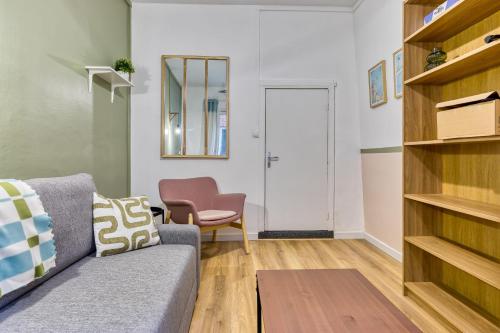 un salon avec un canapé et une chaise dans l'établissement Loulou maison de ville sur 4 niveaux au coeur de ville, à Rouen