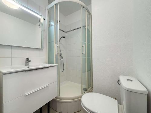 Un baño con ducha, inodoro y lavabo. en Appt 1 pièce CHATELAILLON PLAGE - CL090-021, en Châtelaillon-Plage