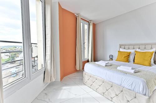 une chambre avec un lit et une grande fenêtre dans l'établissement Appartement paisible en banlieue parisienne - III, à Gagny