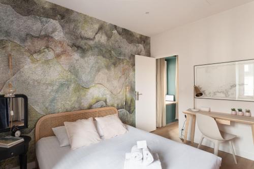 - une chambre avec un lit, un bureau et un mur dans l'établissement L'Ar Zénith - à 5min de l'Intra-Muros, à Saint-Malo