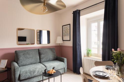 un salon avec un canapé et une table dans l'établissement L'Ar Zénith - à 5min de l'Intra-Muros, à Saint-Malo