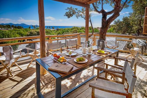 une table avec une plaque de fruits sur le pont dans l'établissement Camping Au Paradis des Campeurs Premium, à Roquebrune-sur Argens