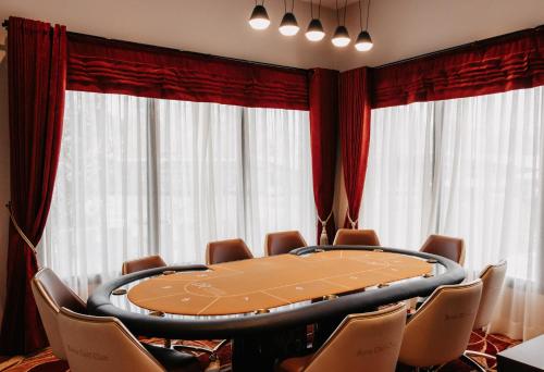 a meeting room with a round table and chairs at Golf du Rova Luxury Hotel in Antananarivo