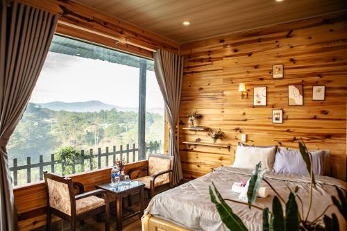 una camera da letto con un letto, un tavolo e una finestra di Lahill I Cozy Home I Best View a Xuan An