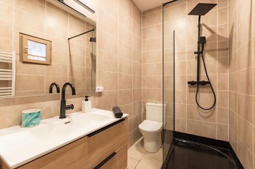 ベジエにあるSpacieux appartement en plein cœur de Beziers 2のシャワー、洗面台、トイレ付きのバスルーム