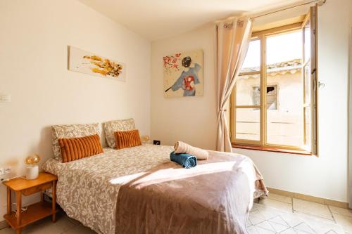 ベジエにあるSpacieux appartement en plein cœur de Beziers 2のベッドと窓のある寝室