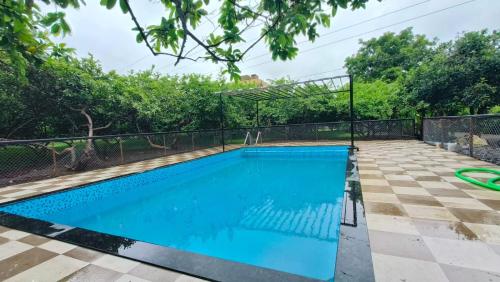 Piscina de la sau aproape de Raghunandan Resort Cottages