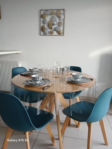- une table à manger avec des chaises et une table avec des verres dans l'établissement Spacieux T3 Balcon Parking Privé, à Toulouse