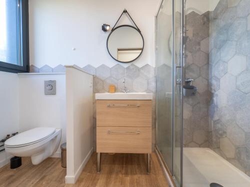 une salle de bain avec une douche, des toilettes et un lavabo dans l'établissement Charmant appartement à 200m de l'océan avec terrasse et parking - FR-1-50-157, à Mimizan