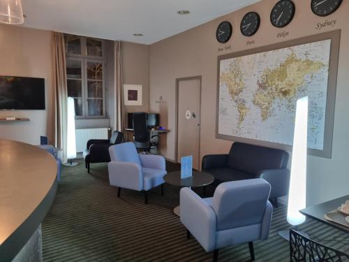TV a/nebo společenská místnost v ubytování Brit Hotel Spa Le Connetable