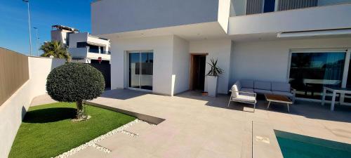 un patio con un árbol en medio de un edificio en Villa Escara, en San Javier