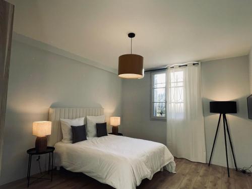 une chambre avec un lit blanc et une fenêtre dans l'établissement Appartement avec Terrasse - Palais Historique à Nice, à Nice