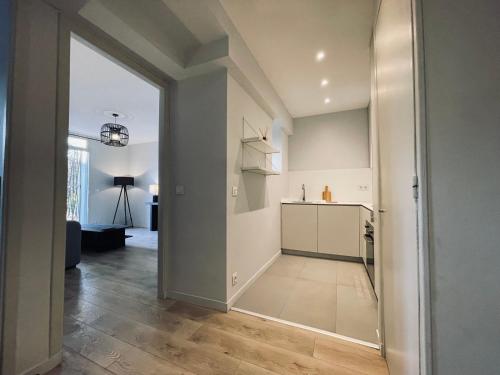 un couloir ouvert avec une cuisine et un salon dans l'établissement Appartement avec Terrasse - Palais Historique à Nice, à Nice