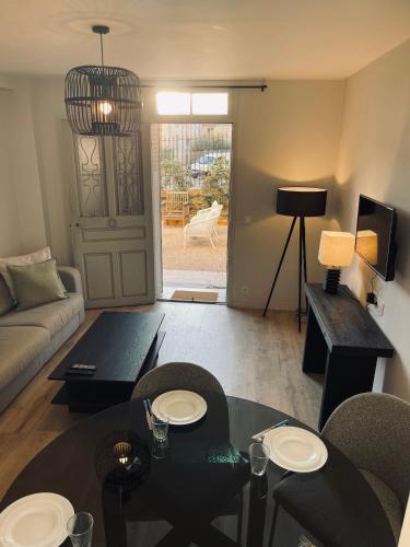 un salon avec un canapé et une table dans l'établissement Appartement avec Terrasse - Palais Historique à Nice, à Nice