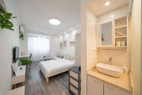 En eller flere senge i et værelse på Jingyi Apartment