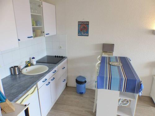 Elle comprend une petite salle de bains pourvue d'un lavabo et d'un comptoir. dans l'établissement CAPBRETON Résidence Les Terrasses de Notre-Dame , expo Ouest vue sur l'océan, à Capbreton