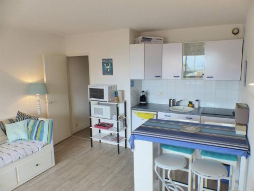 Il comprend une petite cuisine avec un évier et un comptoir. dans l'établissement CAPBRETON Résidence Les Terrasses de Notre-Dame , expo Ouest vue sur l'océan, à Capbreton