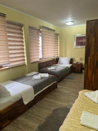 Postel nebo postele na pokoji v ubytování Hotel "VIR"