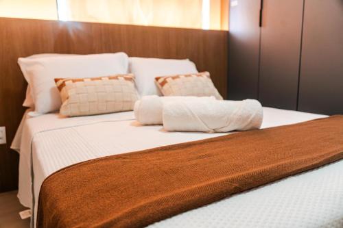 Una cama o camas en una habitación de Apê completo a 4min do Pôr do Sol do Jacaré