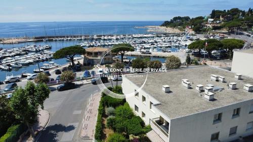 une vue aérienne sur un port de plaisance avec un bâtiment dans l'établissement Studio rénové face à la mer - Port de Carqueiranne, à Carqueiranne