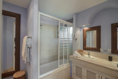 a bathroom with a sink and a shower at Villa Lirio in Benalup Casas Viejas