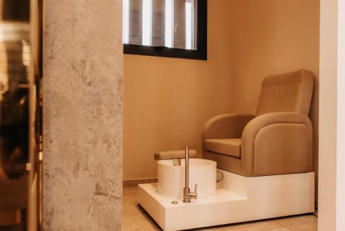 a waiting room with a chair and a machine at Golf du Rova Luxury Hotel in Antananarivo