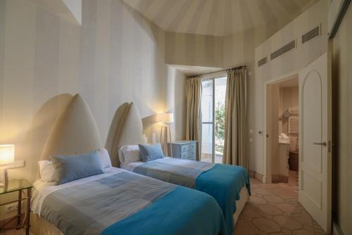 a hotel room with two beds and a window at Villa Lirio in Benalup Casas Viejas