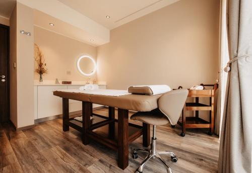 a dressing room with a desk and a chair at Golf du Rova Luxury Hotel in Antananarivo