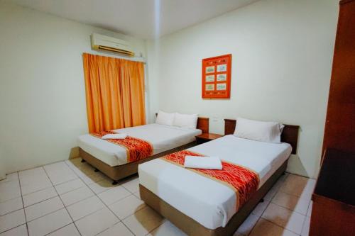 Postel nebo postele na pokoji v ubytování Virgo Batik Resort Teluk Batik Lumut