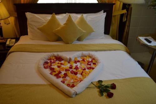 a heart made out of fruit on a bed at Al Hayat Hotel Apartments in Sharjah