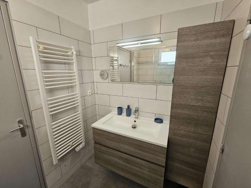 une salle de bain avec un lavabo et un miroir dans l'établissement Bel appartement 1 chambre, WIFI, vue mer, tout à pied, à Saint-Mandrier-sur-Mer