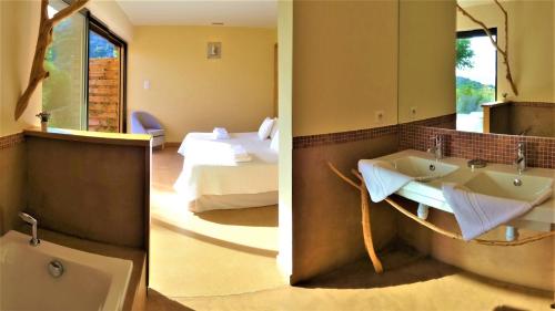dwa zdjęcia łazienki z łóżkiem i umywalką w obiekcie maison-a-sulana-palombaggia w mieście Porto-Vecchio