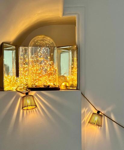 deux lumières sur une étagère devant un miroir dans l'établissement Terrasse avec vue magique sur tout Paris, à Paris