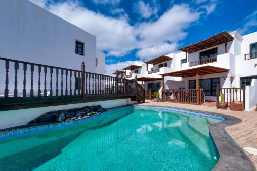 Πισίνα στο ή κοντά στο Casa Hibiscus - Shared Pool and BBQ - Close to Seafront Promenade By Lanzarote Vacation Homes