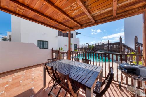 Πισίνα στο ή κοντά στο Casa Hibiscus - Shared Pool and BBQ - Close to Seafront Promenade By Lanzarote Vacation Homes
