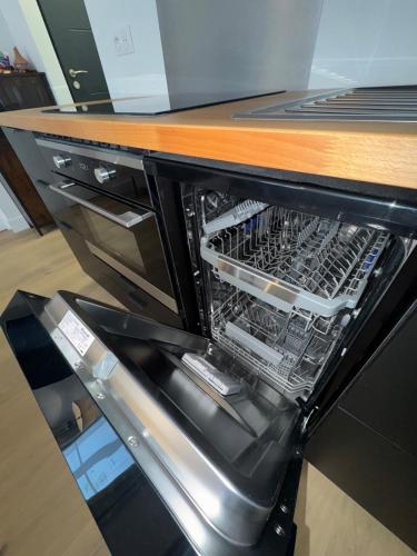 Un lave-vaisselle est disponible dans la cuisine. dans l'établissement El Castillo Face au Château et Climatisé, à Surgères