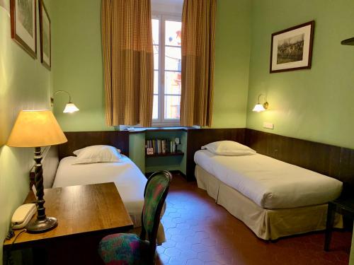 Un ou plusieurs lits dans un hébergement de l'établissement Hotel Central Bastia