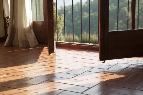 an open door to a room with a view of a window at Masia Cal Millàs - Turisme Rural in Castellfullit de Riubregós