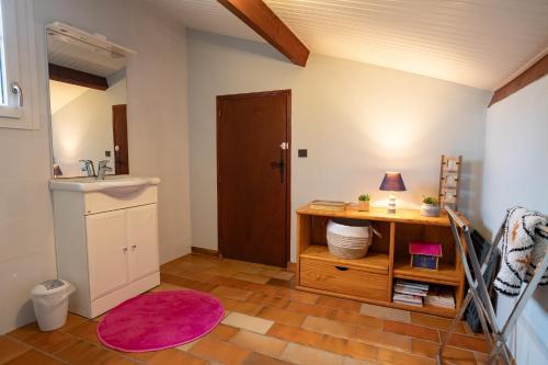 La salle de bains est pourvue d'un lavabo et d'une table en bois. dans l'établissement Maison 4 chambres avec piscine à Andernos, à Andernos-les-Bains