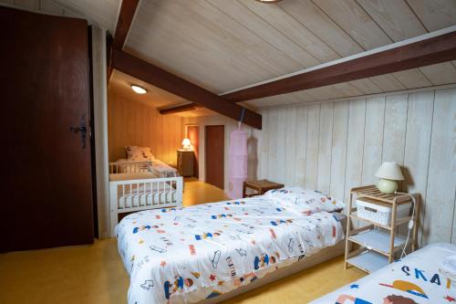 une chambre avec deux lits et une table avec une lampe dans l'établissement Maison 4 chambres avec piscine à Andernos, à Andernos-les-Bains