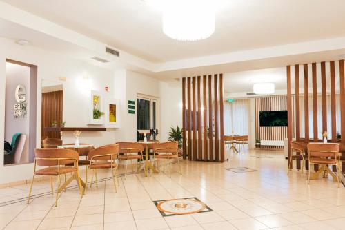 TV a/nebo společenská místnost v ubytování Easy Green Hotel