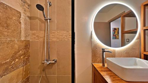 une salle de bain avec un lavabo et un miroir dans l'établissement Dolce Vacanza, à Nice