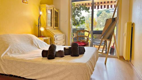 une chambre avec un lit et un balcon dans l'établissement Dolce Vacanza, à Nice