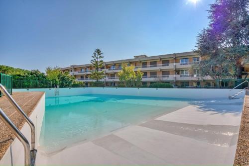 une grande piscine devant un immeuble dans l'établissement Dolce Vacanza, à Nice