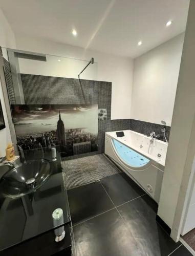 une salle de bain avec un lavabo et une baignoire dans l'établissement Appartement de standing aux portes de Propriano, à Propriano
