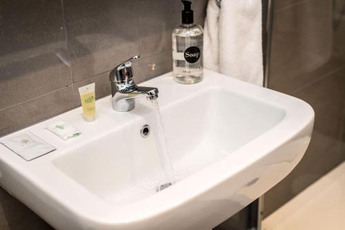 Central Liverpool Apartment, Sleeps 6 with Parking photo 40